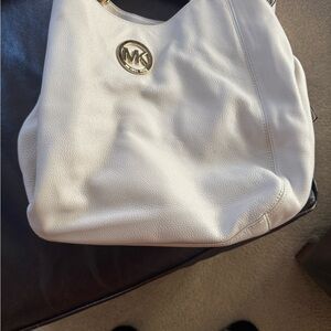 Beautiful micheal Kors bag. Like new used, used 2 times